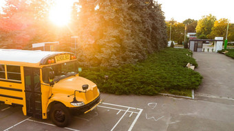 学校公共汽车校园