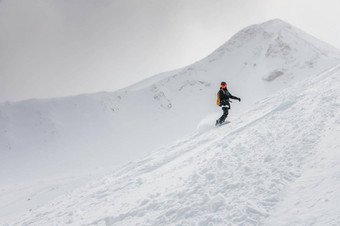 年轻的女运动员滑雪骑雪坡背景山冬天一天滑雪度假胜地