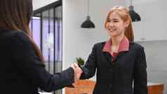 年轻的亚洲女企业家摇晃手业务合作伙伴业务合作协议概念合作业务成功