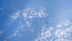 飞机飞行蓝色的天空云阳光复制空间
