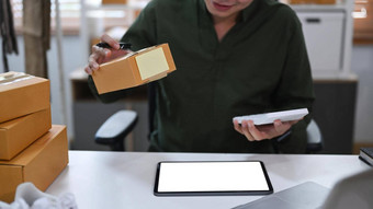 启动小业务老板检查产品购买订单数字平板电脑准备包裹交付