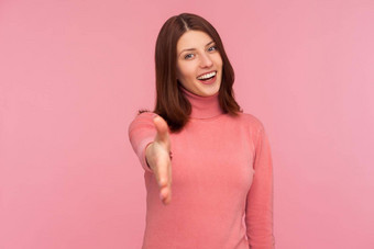 肖像情感浅黑肤色的女人年轻的女人粉红色的背景