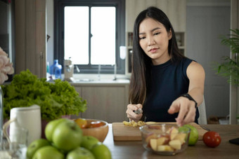 女人坐着使健康的食物有机<strong>水果</strong>蔬菜<strong>首页</strong>厨房