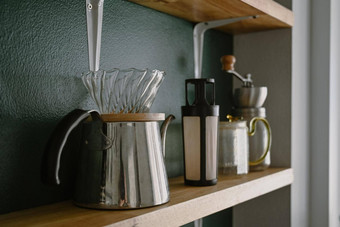 集咖啡准备对于布鲁尔手册咖啡磨床水壶木架子上