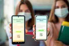 特写镜头照片大学学生显示应用程序数字疫苗接种证书相机