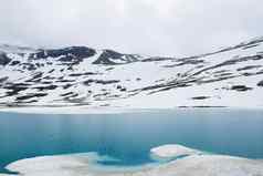雄伟的美丽的景观冰川湖冰雪山蓝色的白色
