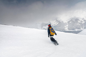 年轻的女运动员滑雪骑雪坡背景山冬天一天滑雪度假胜地