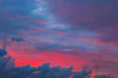 令人惊异的色彩斑斓的粉红色的紫罗兰色的蓝色的紫色的日落天空全景