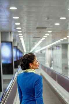 女飞行服务员携带旅行袋机场
