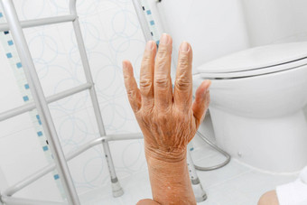 上了年纪的女人下降浴室湿滑的表面