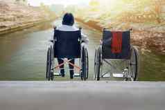 上了年纪的女人空轮椅站