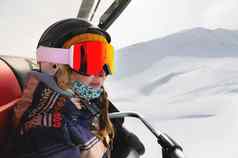 肖像专业穿着女滑雪配置文件坐着开放小屋滑雪电梯等待骑坡蓝色的天空雪坡
