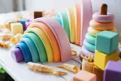 孩子们的木玩具彩虹使自然木浪费概念
