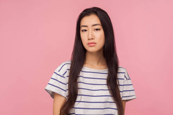 肖像亚洲年轻的女人粉红色的背景