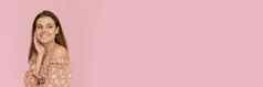 漂亮的年轻的女人米色衣服粉红色的背景复制空间夏天概念网络横幅