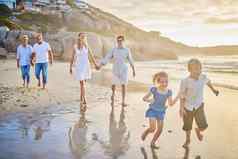 多一代家庭持有手走海滩高加索人家庭孩子们父母爷爷奶奶享受夏天假期