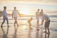多一代家庭持有手走海滩高加索人家庭孩子们父母爷爷奶奶享受夏天假期孩子们网水