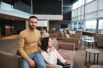 迷人的中东年轻的结婚了夫妇合作伙伴朋友等待飞行贵宾休息室离开区域国际机场
