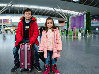 可爱的高加索人孩子们坐着手提箱相机离开区域国际机场家庭假期空气旅行概念
