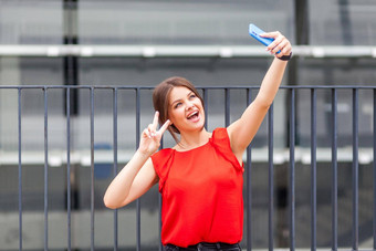 年轻的女人走户外移动电话