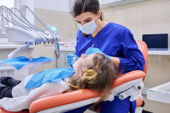 女医生牙医对待牙齿孩子女孩麻醉