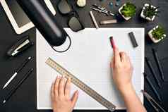 办公室桌子上背景手笔写作建设项目的想法概念平板电脑画设备灯视图