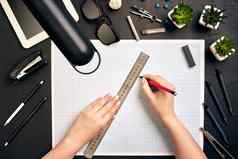 办公室桌子上背景手笔写作建设项目的想法概念平板电脑画设备灯视图