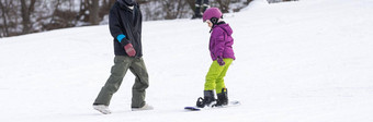 滑雪度假胜地父亲教学女儿滑雪