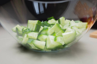 切片新鲜的黄瓜玻璃透明的碗准备蔬菜沙拉