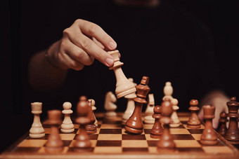 成功的业务竞争概念商人移动国际象棋一块使彻底失败竞争