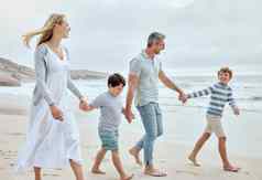快乐高加索人父母孩子们持有手走海滩海岸放松有趣的家庭夏天假期爱的妈妈爸爸享受悠闲的漫步成键儿子