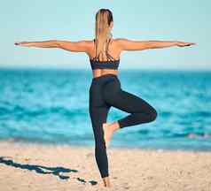 后视镜美丽的女人练习瑜伽锻炼海滩年轻的女运动员伸展运动工作发现和平平衡集中健康健身生活方式