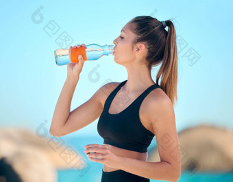 美丽的女人练习瑜伽锻炼海滩年轻的女运动员喝水工作采取打破发现和平平衡集中健身生活方式