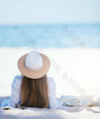 后视镜美丽的年轻的高加索人女人放松海滩享受夏天假期假期在户外夏天采取时间支出一天