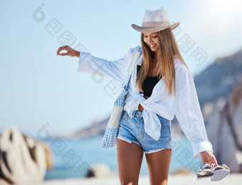 美丽的年轻的高加索人女人放松海滩享受<strong>夏天</strong>假期假期在<strong>户外夏天</strong>采取时间支出一天
