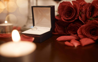 特写镜头浪漫的订婚环盒子新鲜的红色的玫瑰蜡烛空房间晚上准备好了准备惊喜建议爱的夫妇出现问题甜蜜的手势