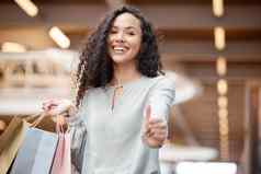 肖像美丽的混合比赛女人给拇指站购物中心购物年轻的拉美裔女人携带袋支出钱销售享受零售治疗
