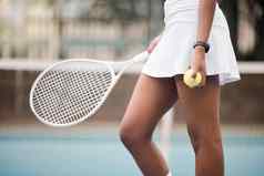 特写镜头手网球球员法院非洲美国网球球员持有球网球球拍法院女人准备好了竞争网球匹配俱乐部