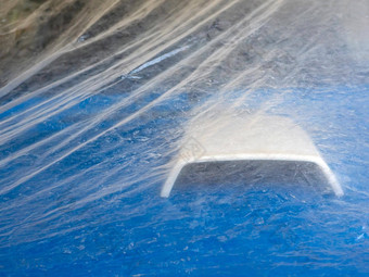蓝色的车白色等空气独家新闻覆盖塑料防止灰尘