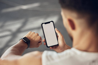 运动员智能手机跟踪进步适合男人。看跟踪锻炼进步运动员在线应用程序连接看手机健身房