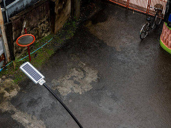 雨瀑布小太阳能面板街灯小小巷