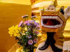 花束花敬拜缅甸艺术狮子雕像基地宝塔