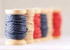 卷彩色纱字符串排行工作室孤立的灰色背景生产纺织品缝纫钩编针织编织刺绣绳子使