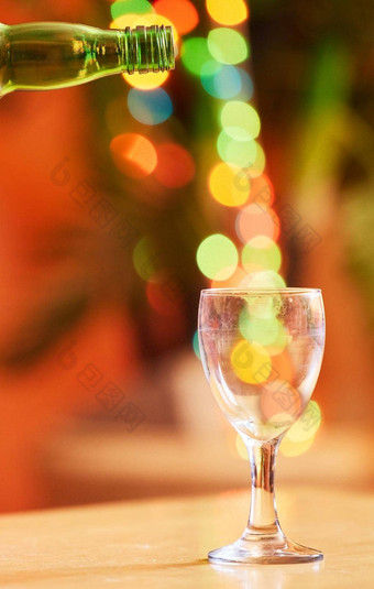 特写镜头玻璃充满活力的散景背景透明的玻璃表格陶器享受含酒精的饮料啤酒鸡尾酒咖啡馆夜总会酒吧首页