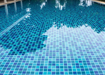 蓝色的光蓝色的游泳池地板上瓷砖<strong>交替</strong>铺平道路