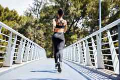 活跃的年轻的混合比赛女人回来运行在户外女运动员有氧运动锻炼锻炼健康健身
