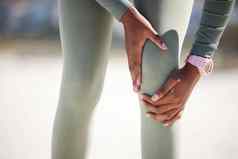 活跃的女人持有腿疼痛锻炼在户外特写镜头运动员痛苦痛苦的膝盖受伤导致不舒服应变骨肌肉扭伤骨折联合