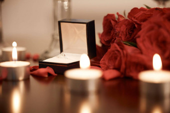 特写镜头浪漫的订婚环盒子新鲜的红色的玫瑰蜡烛空房间晚上准备好了准备惊喜建议爱的夫妇出现问题甜蜜的手势