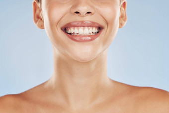 特写镜头脸美丽的年轻的混合比赛女人有吸引力的女微笑工作室孤立的蓝色的背景练习好口服牙科卫生健康的口牙齿牙龈