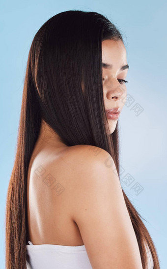 美丽的年轻的拉美裔女人健康的皮肤光滑的长头发肩膀摆姿势蓝色的工作室背景混合比赛模型完美的肤色自然美
